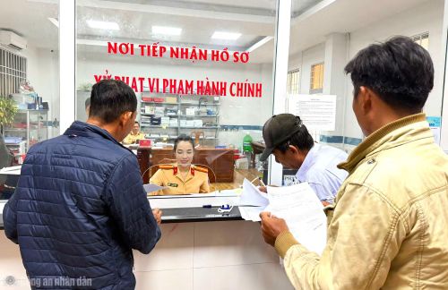 Cán bộ Phòng CSGT hướng dẫn người dân xử lý vi phạm hành chính qua camera giám sát.