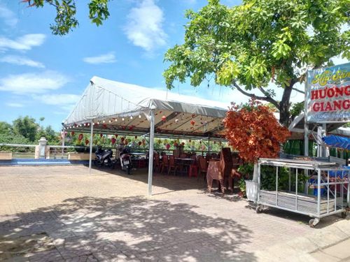 Nhiều quán nhậu choán chiếm toàn bộ mặt bờ kè Bạch Đằng. Ảnh: Việt Tường.