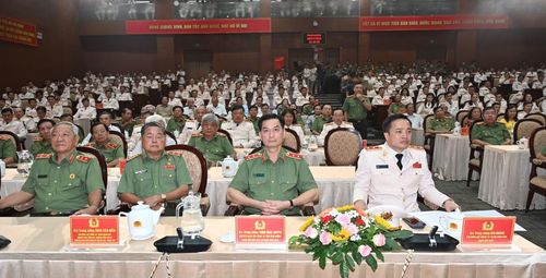 Các đồng chí lãnh đạo và đại biểu tham dự buổi lễ.