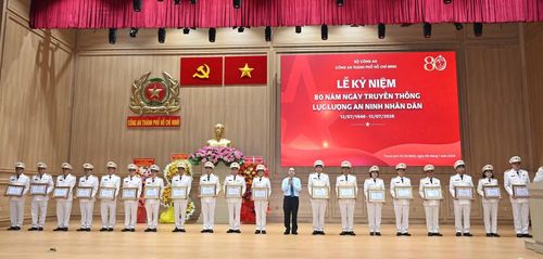 Trao Bằng khen của UBND TP Hồ Chí Minh cho các tập thể.