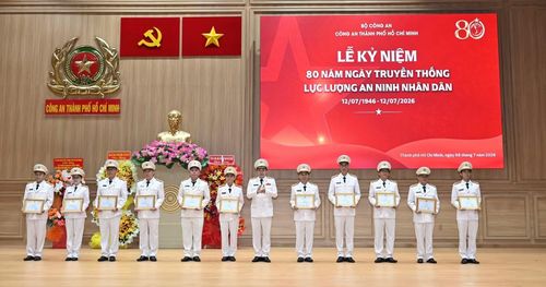 Giám đốc Công an TP Hồ Chí Minh trao Giấy khen cho các tập thể.