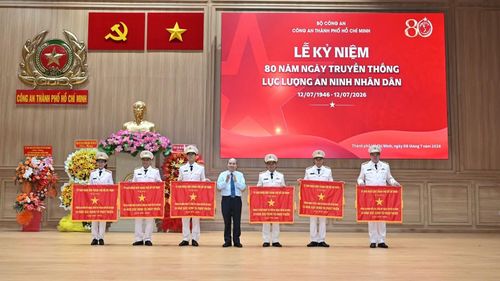 Phó Chủ tịch UBND TP Hồ Chí Minh Trần Văn Bảy trao cờ Truyền thống của UBND Thành phố cho 6 đơn vị.