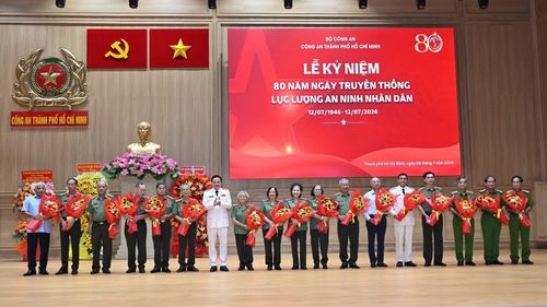 Giám đốc Công an TP Hồ Chí Minh tặng hoa tri ân các đồng chí lãnh đạo, nguyên lãnh đạo Công an TP Hồ Chí Minh, các Anh hùng LLVTND Công an Thành phố.
