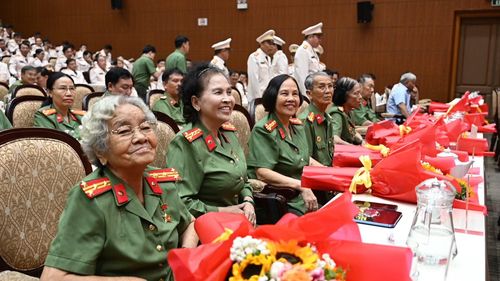 Các đại biểu tham dự buổi lễ, ôn lại truyền thống vẻ vang của lực lượng ANND.