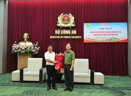 Đại tá Nguyễn Hữu Thiên tặng hoa, chúc mừng Đoàn đại biểu chức sắc và người có uy tín trong DTTS tỉnh Vĩnh Long.