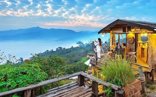 Ẩn mình trong các ngọn đồi thấp dưới chân núi, thị trấn Chikmagalur (Ấn Độ) thu hút những khách du lịch sành cà phê tới thư giãn; tận hưởng không gian xanh của các đồn điền cà phê và công viên quốc gia cùng bầu không khí hoang sơ được gìn giữ nguyên vẹn. Ảnh: Business News This Week
