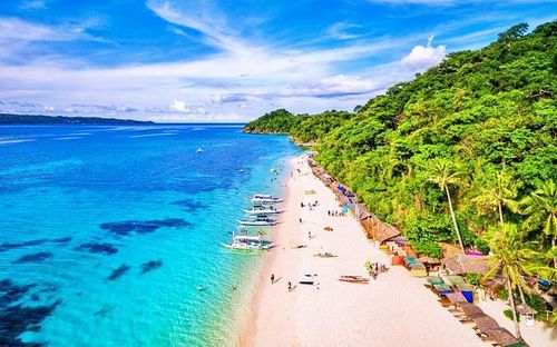 Tại Boracay (Philippines), trải nghiệm dạo quanh những bãi biển cát mịn như White beach, Diniwid beach và Puka Shell beach là điều khách du lịch không thể bỏ qua. Ảnh: Shutterstock