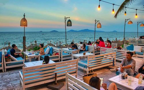 Bãi biển An Bàng gần phố cổ Hội An nổi tiếng với bờ cát trắng mịn, làn nước trong xanh. Nơi đây là điểm đến lý tưởng để khách du lịch thư giãn, ngắm bình minh và thưởng thức hải sản. Ảnh: alotravelasia