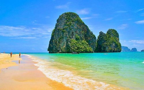 Nằm gần bán đảo Railay thuộc tỉnh Krabi (Thái Lan) bãi biển hang động Phra Nang tuy nhỏ, nhưng rất đẹp và thường được xếp hạng trong số những bãi biển đẹp nhất thế giới. Ảnh: alotravelasia