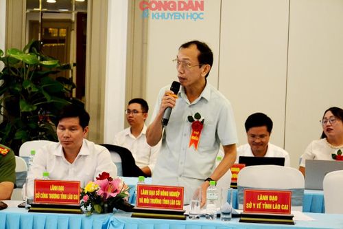 Lãnh đạo Sở Nông nghiệp và Môi trường Lào Cai giải đáp kiến nghị của các doanh nghiệp du lịch về đất đai. Ảnh: Quốc Hồng