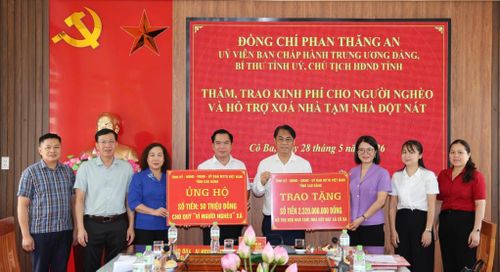 Bí thư Tỉnh ủy Phan Thăng An trao kinh phí cho người nghèo và hỗ trợ xóa nhà tạm, nhà dột nát cho xã Cô Ba.