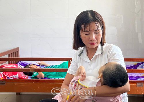 Chị Bùi Diễm Phúc gắn bó với công việc vì muốn san sẻ yêu thương, bù đắp những bất hạnh, khiếm khuyết của các em.