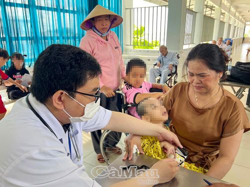 Trung tâm Bảo trợ xã hội Bạc Liêu phối hợp tổ chức khám sức khỏe định kỳ cho trẻ em.