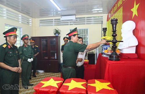 Ban tổ chức dâng hương tại buổi lễ đưa các mẫu sinh phẩm hài cốt liệt sĩ đi giám định ADN.