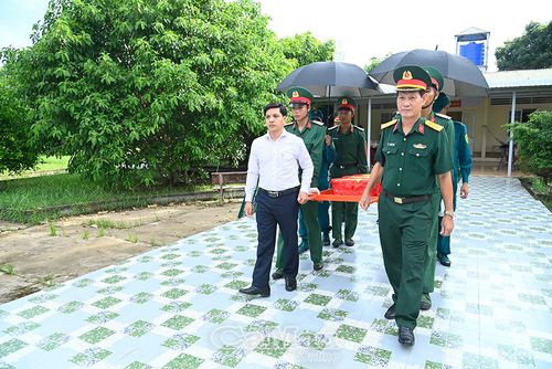 Lãnh đạo Bộ CHQS tỉnh Cà Mau và lãnh đạo Xã Trần Văn Thời cùng các chiến sĩ di chuyển các mẫu sinh phẩm ra xe chuyên dụng.