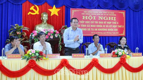 Phó Chủ tịch UBND tỉnh Ngô Vũ Thăng chia sẻ với cử tri nhiều vấn đề quan trọng liên quan đến tình hình phát triển kinh tế - xã hội tại địa phương tại buổi tiếp xúc cử tri Xã Tạ An Khương, sáng 8/7.