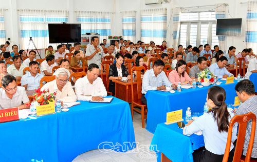 Cử tri xã Phú Tân bày tỏ phấn khởi trước những kết quả phát triển kinh tế - xã hội của tỉnh trong 6 tháng đầu năm.