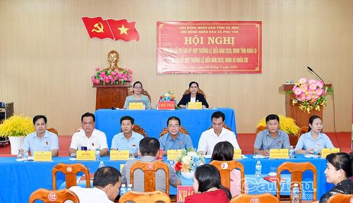 Tổ đại biểu HĐND tỉnh và đại biểu HĐND xã Phú Tân, lắng nghe ý kiến của bà con cử tri xã Phú Tân.
