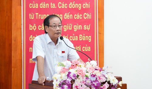 Đồng chí Huỳnh Văn Hiền, Bí thư Đảng uỷ, Chủ tịch HĐND xã Đầm Dơi, tiếp thu, giải trình các ý kiến, kiến nghị của cử tri tại buổi tiếp xúc.