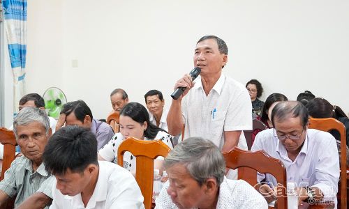 Cử tri Phạm Thanh Liêm, ấp Trung Cang, phản ánh những khó khăn trong công tác chăm sóc sức khoẻ ban đầu và đề nghị mở rộng nguồn vốn vay ưu đãi phục vụ phát triển sản xuất.