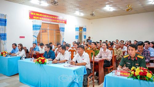 Các đại biểu, lãnh đạo sở, ngành và chính quyền địa phương tham dự buổi tiếp xúc, lắng nghe và ghi nhận các ý kiến, kiến nghị của cử tri.