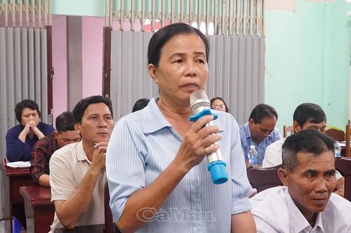 Bà Trần Thị Ánh Nguyệt, ấp Phú Nhuận, phản ánh tình trạng sạt lở diễn ra nghiêm trọng tại nhiều khu vực trong xã.