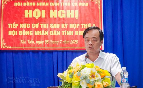 Đồng chí Huỳnh Quốc Việt, Phó Bí thư Thường trực Tỉnh ủy Cà Mau, thông tin đến cử tri tình hình phát triển kinh tế - xã hội của tỉnh thời gian qua; đồng thời giải đáp các ý kiến liên quan đến tiến độ thi công giao thông nông thôn và giá điện.
