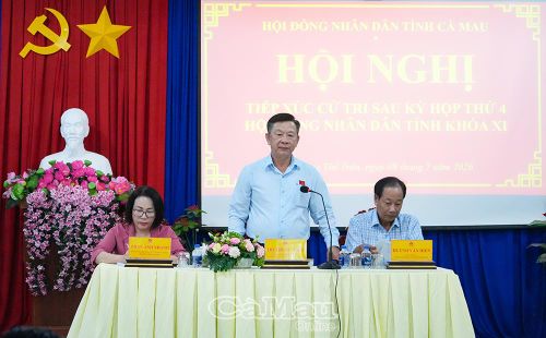 Đồng chí Hồ Trung Việt, Trưởng Ban Tuyên giáo và Dân vận Tỉnh ủy Cà Mau tiếp thu, giải trình các ý kiến của cử tri.