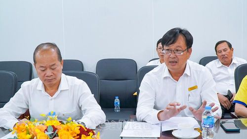Ông Phan Văn Tâm, Phó Tổng Giám đốc Công ty TNHH Chế biến thủy sản Minh Phú Khánh An, báo cáo kết quả kinh doanh 6 tháng đầu năm.