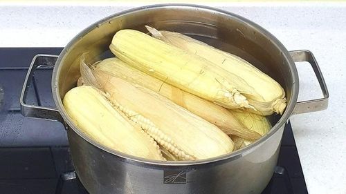 Khi luộc, bạn hãy xếp lá ngô và cho thêm 1 chút muối để tăng hương vị của ngô. Ảnh minh họa