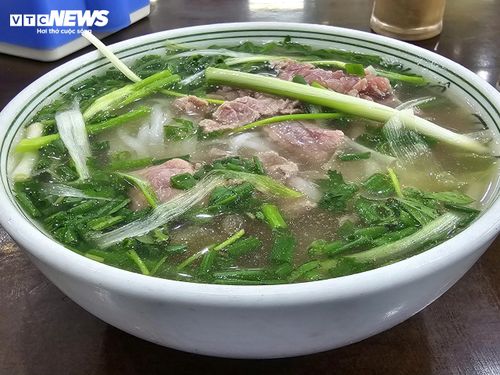 Hiện những tô bún, phở giá 30.000 đồng gần như đã bị “xóa sổ”.