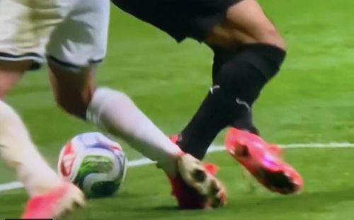 Tình huống Mohamed Salah va chạm với Julian Alvarez.