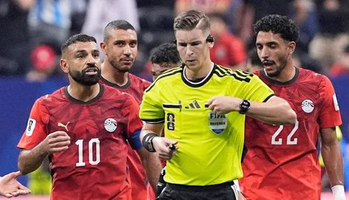 Salah phàn nàn với trọng tài Letexier. (Ảnh: Reuters)