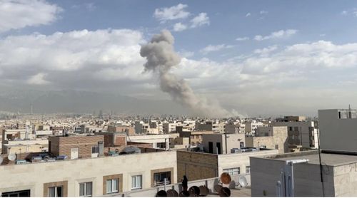 Khói bốc lên sau khi Israel và Mỹ tiến hành cuộc tấn công vào Iran hồi tháng 2. (Ảnh: Reuters)