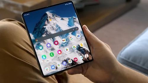 Thiết bị màn hình gập Samsung mở rộng như máy tính bảng, mang lại trải nghiệm đa nhiệm và hiển thị sống động. (Ảnh: Engadget)
