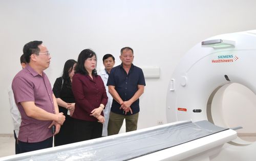 Bộ trưởng Bộ Y tế Đào Hồng Lan kiểm tra công tác chuẩn bị tại Bệnh viện Hữu nghị Việt Đức cơ sở Ninh Bình.
