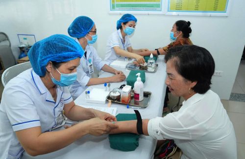 Khám sức khỏe miễn phí cho người dân xã Mê Linh. Ảnh Phạm Hùng