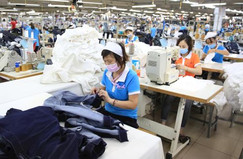 Dây chuyền sản xuất tại Công ty TNHH May mặc xuất khẩu Vit Garment (Khu công nghiệp Quang Minh). Ảnh Đỗ Tâm