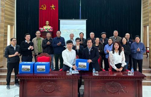UBND phường Phú Thượng công bố, công khai và bàn giao hồ sơ Quy hoạch chi tiết Công viên công cộng phường Phú Thượng thuộc Dự án đầu tư xây dựng Trục đại lộ cảnh quan sông Hồng. Ảnh: Anh Đức