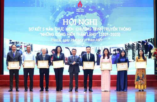 Ban tổ chức trao Bằng khen của UBND thành phố Hà Nội tặng các tập thể đóng góp tích cực cho hoạt động của Chương trình truyền thông “Những cống hiến thầm lặng”. Ảnh Phạm Hùng