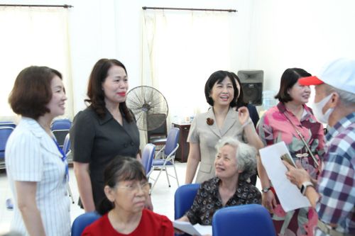 Bí thư Đảng ủy, Chủ tịch HĐND phường Cầu Giấy Nguyễn Thị Liễu kiểm tra công tác khám, chữa bệnh, trao đổi với các đối tượng chính sách. Ảnh: Vân Nhi