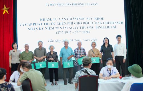 Lãnh đạo phường Cầu Giấy tặng quà cho các đối tượng chính sách tham gia khám, chữa bệnh. Ảnh: Vân Nhi