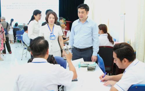 Chủ tịch UBND phường Cầu Giấy Ngô Ngọc Phương kiểm tra công tác khám, chữa bệnh cho các đối tượng chính sách. Ảnh: Vân Nhi
