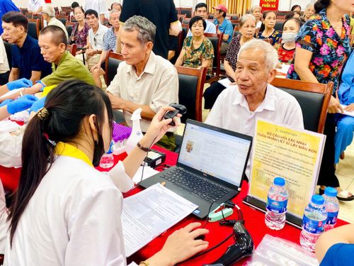 Ông Nguyễn Văn Tụ, 78 tuổi ở cụm 1, Tân Lập chụp ảnh lấy mẫu ADN. Ảnh: PV