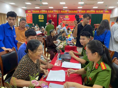 Bà Nguyễn Thị Đỗ khai thông tin lấy mẫu ADN. Ảnh: PV