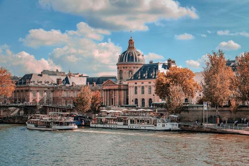 Cầu Pont des Arts ở Paris, Pháp.