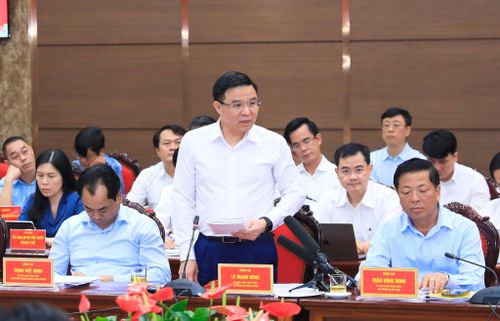 Bộ trưởng Bộ Công Thương Lê Mạnh Hùng phát biểu tại buổi làm việc. Ảnh: Quang Thái