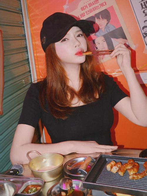 Thời gian gần đây, nữ diễn viên thường đăng tải hình ảnh đời thường giản đị: đi ăn, đi chơi với phong cách năng động, trẻ trung.