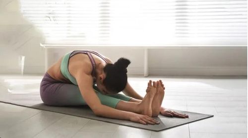 Cách thực hiện tư thế gập người khi ngồi giúp kéo giãn gân khoe, hông và lưng dưới.