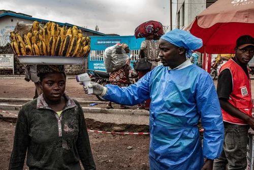 WHO cũng ghi nhận nhiều tín hiệu lạc quan khi năng lực xét nghiệm người nhiễm Ebola đã được nâng cấp. Ảnh: Daniel Buuma/Getty Images